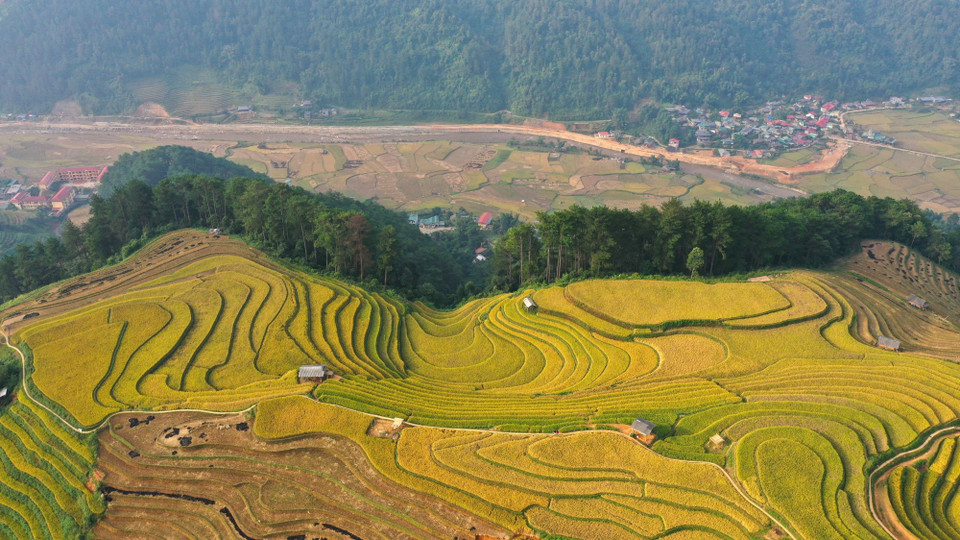 Những ngày giữa tháng 10, các thửa ruộng bậc thang ở huyện Mù Cang Chải vào mùa lúa chín. Đây là điểm đến hấp dẫn của du khách khi tới Yên Bái dịp này. (Ảnh: Tuấn Anh/TTXVN)