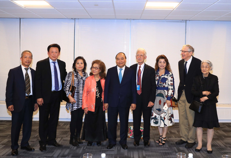 Thủ tướng Nguyễn Xuân Phúc gặp gỡ bạn bè Hoa Kỳ, cán bộ Phái đoàn Đại diện thường trực Việt Nam tại Liên hợp quốc và đại diện cộng đồng người Việt Nam tại New York. (Ảnh: Thống Nhất/TTXVN)