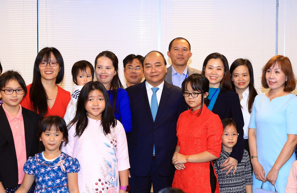 Thủ tướng Nguyễn Xuân Phúc và đại diện cộng đồng người Việt Nam tại New York. (Ảnh: Thống Nhất/TTXVN)