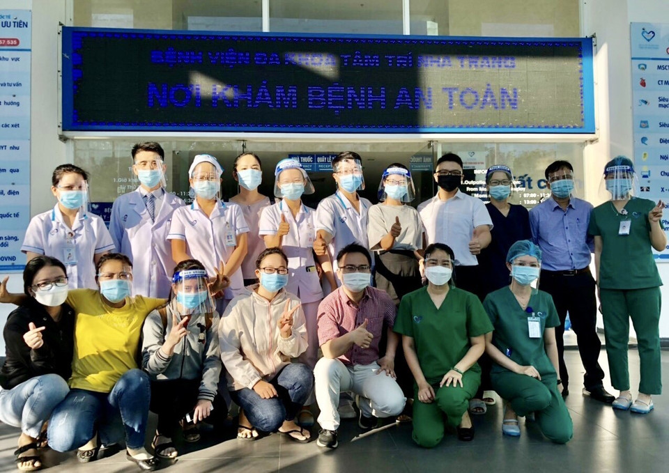 Đội ngũ y, bác sỹ bệnh viện Đa khoa Tâm Trí Nha Trang (những người mặc thường phục) đi tăng cường vào Bệnh viện Dã chiến số 1 Khánh Hòa chia tay đồng nghiệp. (Ảnh: TTXVN phát)