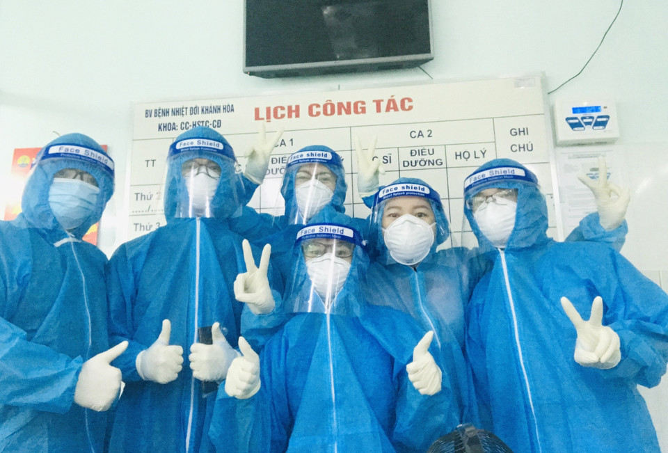 Đoàn y, bác sỹ Bệnh viện Đa khoa Tâm Trí Nha Trang tăng cường vào điều trị bệnh nhân mắc COVID-19 tại Bệnh viện Bệnh dã chiến số 1. (Ảnh: TTXVN phát)