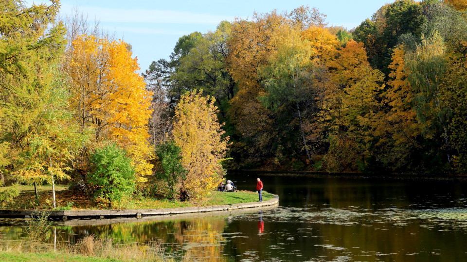 Người dân Nga tận hưởng bầu không khí ấm áp và sắc Thu vàng bao phủ khắp các công viên. (Ảnh: Trần Hiếu/TTXVN)