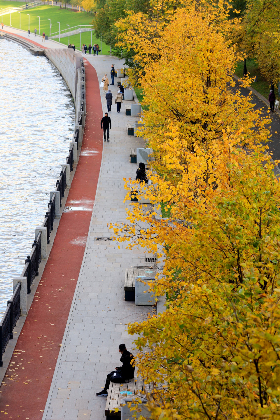 Đường bờ sông Moskva trong sắc Thu vàng. (Ảnh: Trần Hiếu/TTXVN)