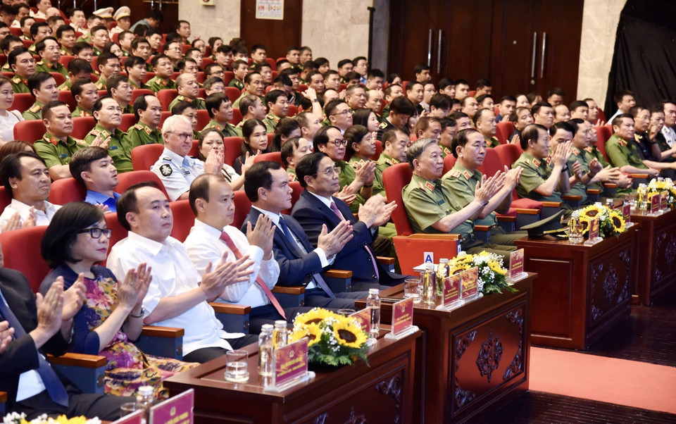 Thủ tướng Phạm Minh Chính và các đại biểu dự Chương trình tôn vinh điển hình tiên tiến và hưởng ứng tháng hành động phòng, chống ma túy. (Ảnh: Dương Giang/TTXVN)