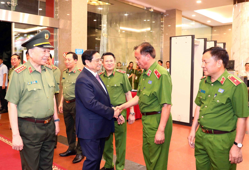 Thủ tướng Phạm Minh Chính với lãnh đạo Bộ Công an, lãnh đạo Cục cảnh sát điều tra tội phạm về ma túy. (Ảnh: Phạm Kiên/TTXVN)