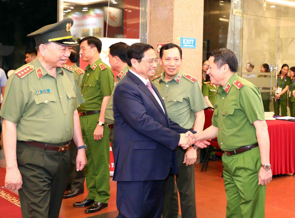 Thủ tướng Phạm Minh Chính với lãnh đạo Bộ Công an, lãnh đạo Cục cảnh sát điều tra tội phạm về ma túy. (Ảnh: Phạm Kiên/TTXVN)