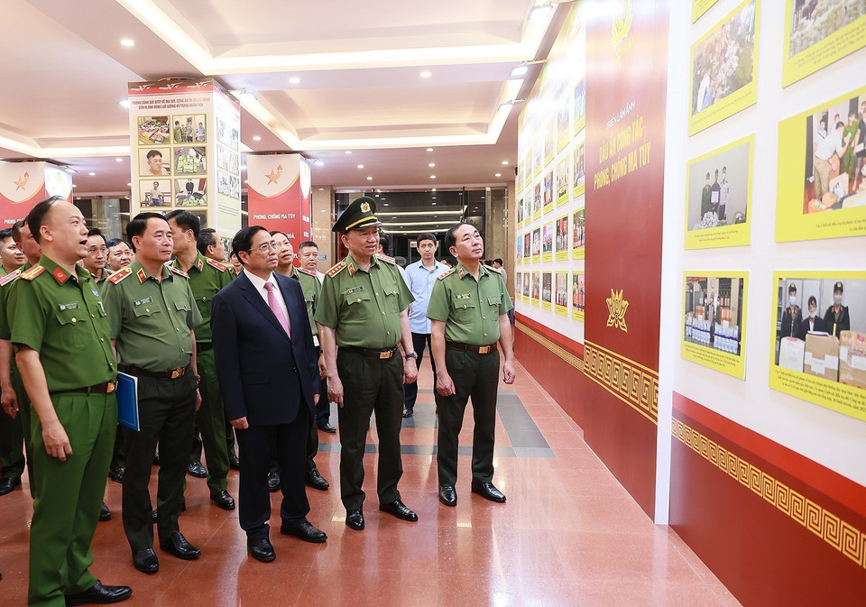 Thủ tướng Phạm Minh Chính tham quan trưng bày hình ảnh về công tác phòng, chống ma túy. (Ảnh: Dương Giang/TTXVN)