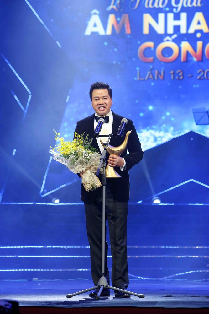 Ca sỹ Đăng Dương nhận giải Chương trình của năm với Mặt Trời của tôi. (Ảnh: Thành Đạt/TTXVN) 