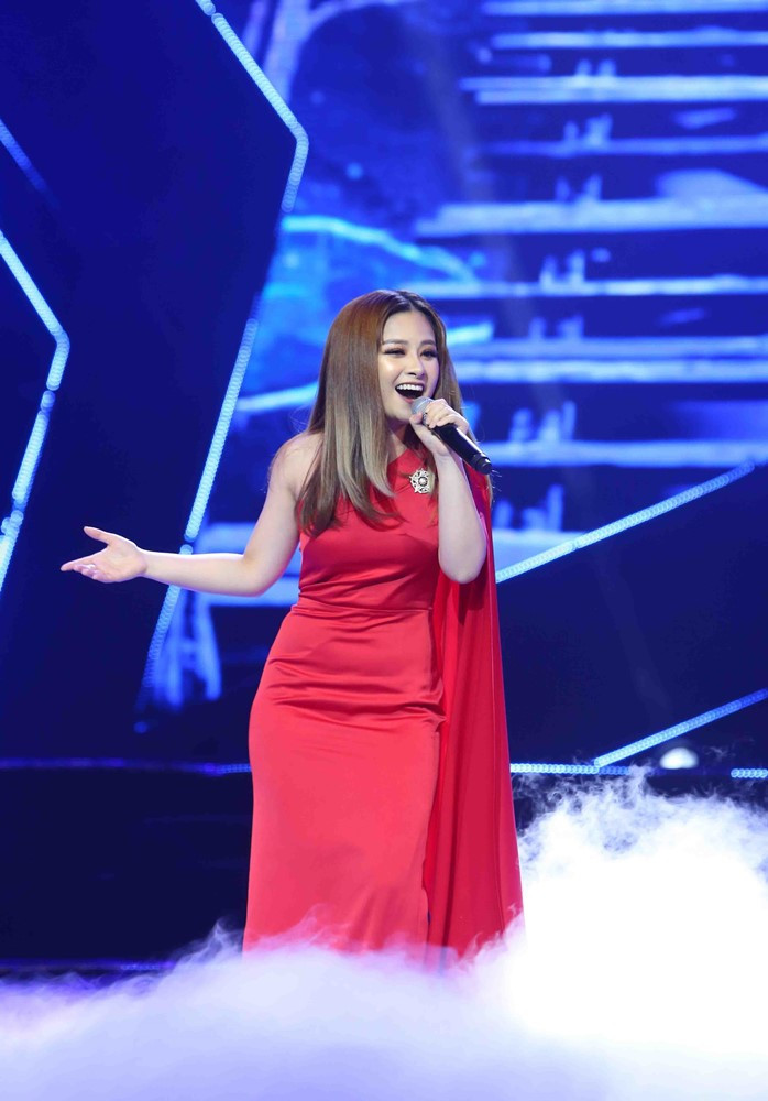 Ca sỹ Dương Hoàng Yến biểu diễn tại buổi lễ. (Ảnh: Thành Đạt/TTXVN) 