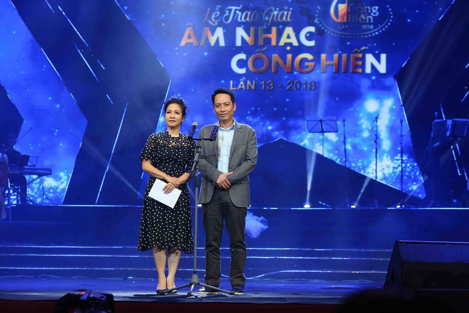 Nhạc sỹ Anh Quân và ca sỹ Mỹ Linh công bố giải Chương trình của năm. (Ảnh: Thành Đạt/TTXVN) 