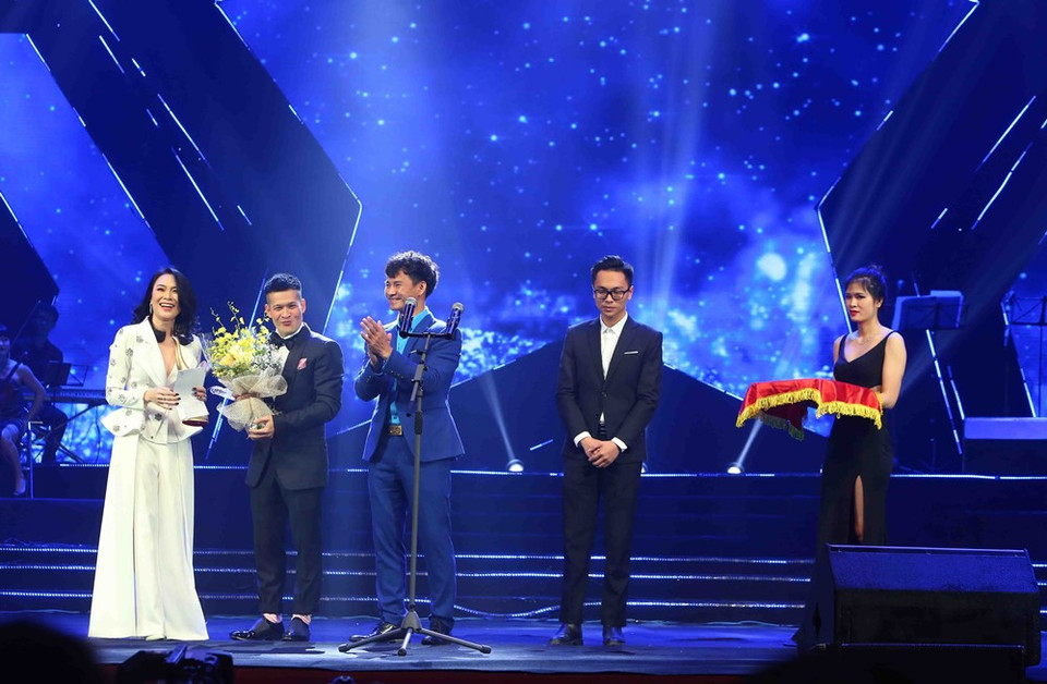 Em gái mưa (ca sỹ Mỹ Tâm lên nhận thay do chủ nhân vắng mặt) nhận giải Music video của năm. (Ảnh: Thành Đạt/TTXVN) 