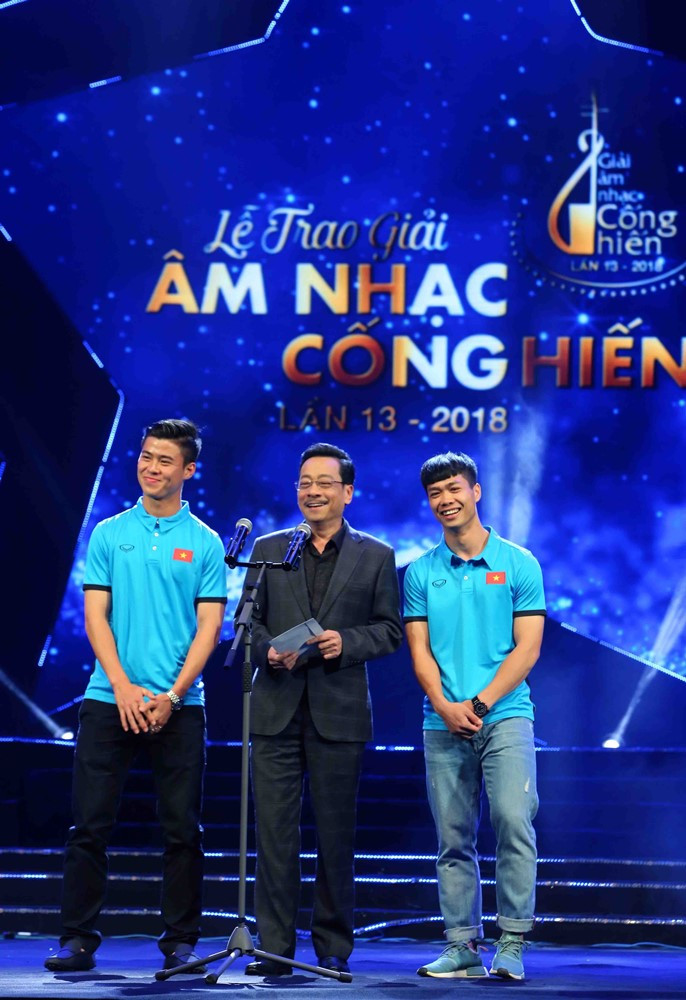 Nghệ sỹ ưu tú Hoàng Dũng, cầu thủ Công Phượng và cầu thủ Duy Mạnh (Đội tuyển U23 Việt Nam) công bố giải Nghệ sỹ mới của năm. (Ảnh: Thành Đạt/TTXVN )