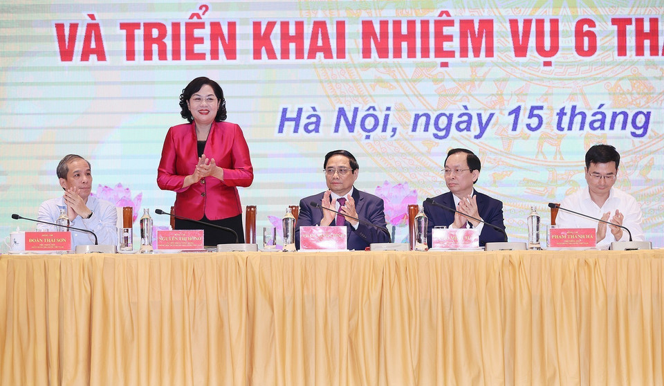 Thống đốc Ngân hàng Nhà nước Việt Nam Nguyễn Thị Hồng điều hành hội nghị. (Ảnh: Dương Giang/TTXVN)