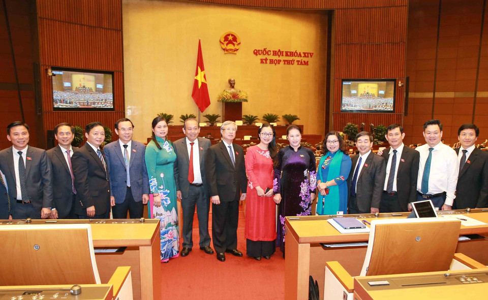  Chủ tịch Quốc hội Nguyễn Thị Kim Ngân và đồng chí Trần Quốc Vượng, Ủy viên Bộ Chính trị, Thường trực Ban Bí thư với các đại biểu Quốc hội tại phiên bế mạc. (Ảnh: Phương Hoa/TTXVN)