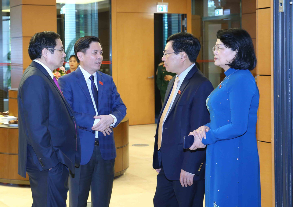 Các đại biểu Quốc hội trao đổi tại phiên bế mạc. (Ảnh: Phương Hoa/TTXVN)