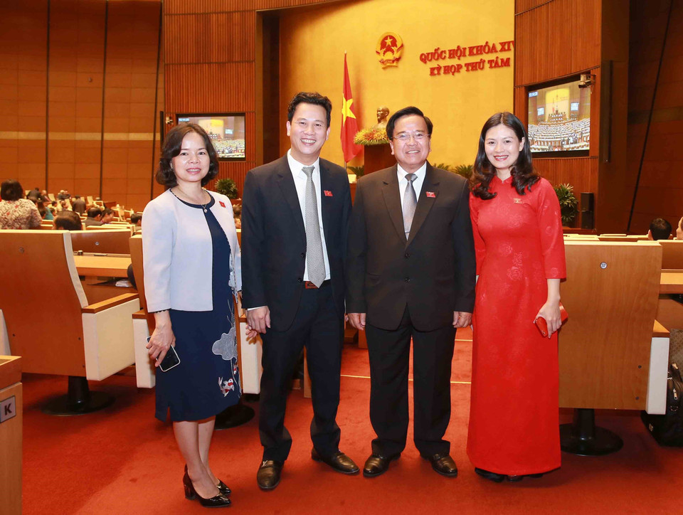 Đại biểu Quốc hội chụp ảnh lưu niệm tại phiên bế mạc. (Ảnh: Doãn Tấn/TTXVN)