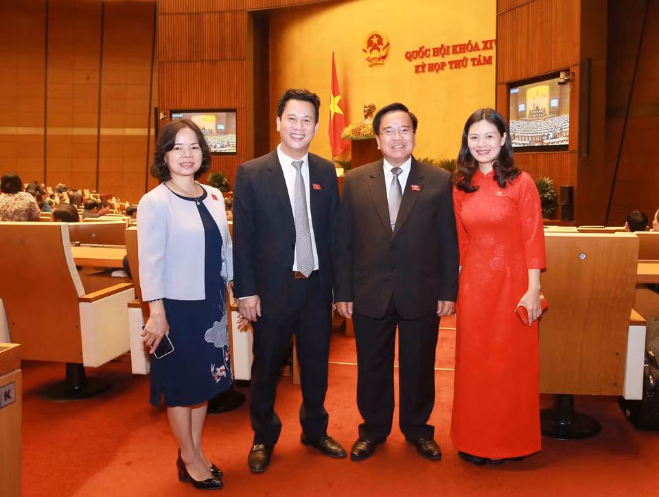 Đại biểu Quốc hội chụp ảnh lưu niệm tại phiên bế mạc. (Ảnh: Doãn Tấn/TTXVN)