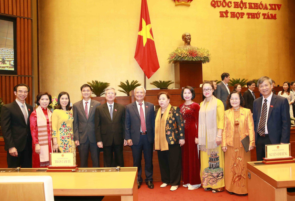 Đồng chí Trần Quốc Vượng, Ủy viên Bộ Chính trị, Thường trực Ban Bí thư và Phó Chủ tịch Quốc hội Uông Chu Lưu với các đại biểu Quốc hội Thành phố Hà Nội. (Ảnh: Doãn Tấn/TTXVN)