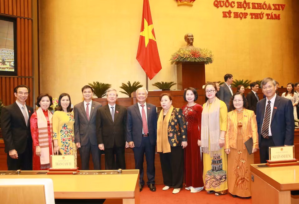 Đồng chí Trần Quốc Vượng, Ủy viên Bộ Chính trị, Thường trực Ban Bí thư và Phó Chủ tịch Quốc hội Uông Chu Lưu với các đại biểu Quốc hội Thành phố Hà Nội. (Ảnh: Doãn Tấn/TTXVN)