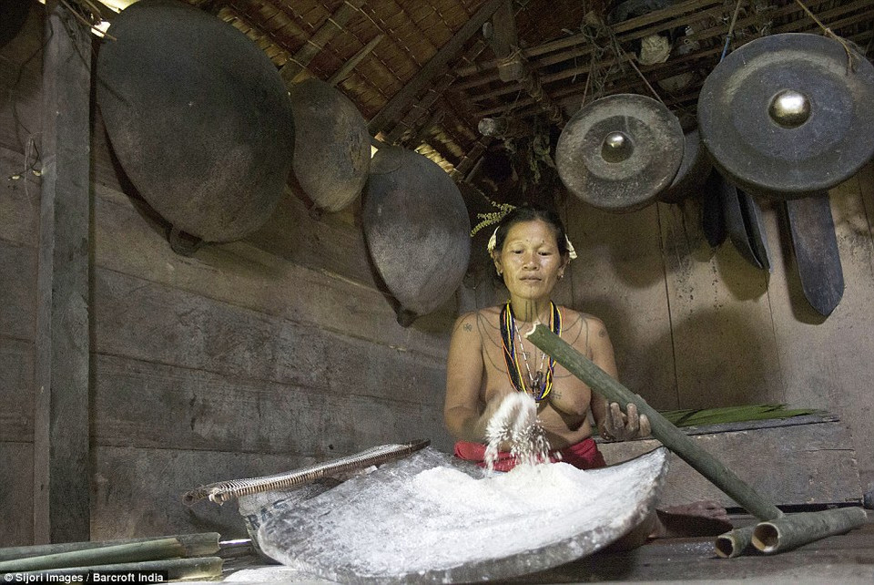 Một phụ nữ bộ tộc đang xay bột từ sago-một loại cây chứa nhiều tinh bột để nấu ăn. (Nguồn: DM)