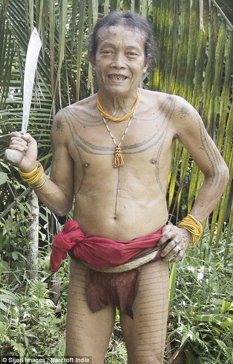 Aman Lou’lou, một pháp sư của bộ tộc Mentawai. Thân trên và hai chân ông có nhiều hình xăm, cùng hàm răng được mài sắc nhọn, trên tay là một con dao dùng để đi săn. (Nguồn: DM)