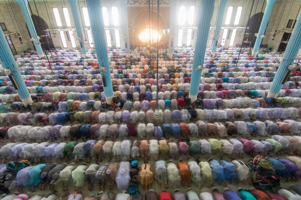 Cầu nguyện. (Nguồn: NatGeo) Hàng trăm người Hồi giáo tham gia buổi cầu nguyện thứ sáu tại một nhà thờ Hồi giáo ở Dhaka, Bangladesh. 