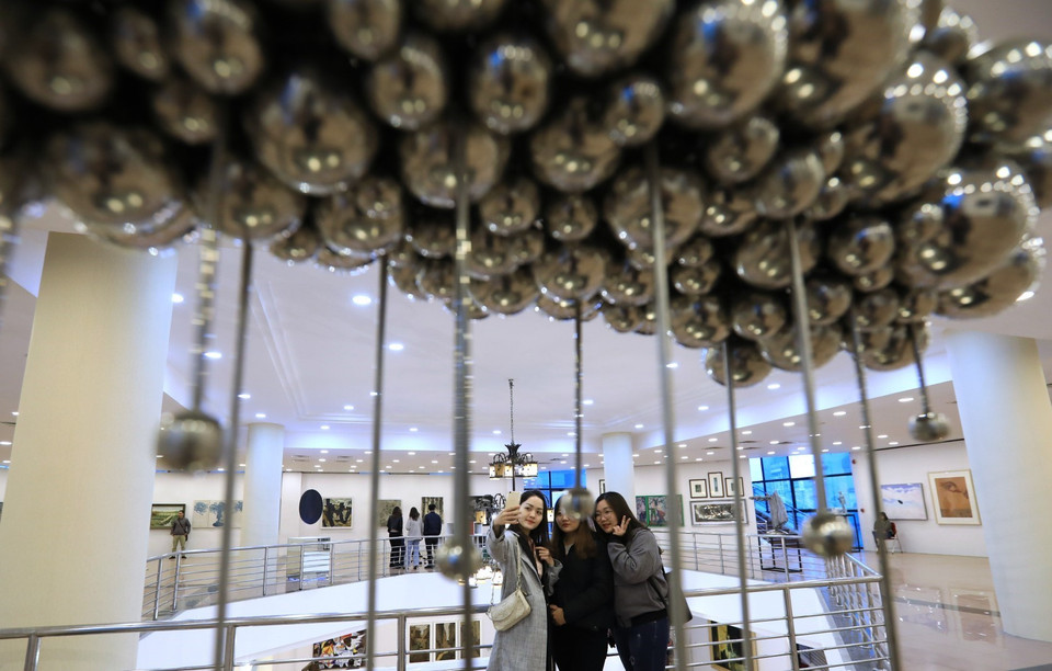 Một tác phẩm trưng bày tại triển lãm. (Ảnh: Thành Đạt/TTXVN)