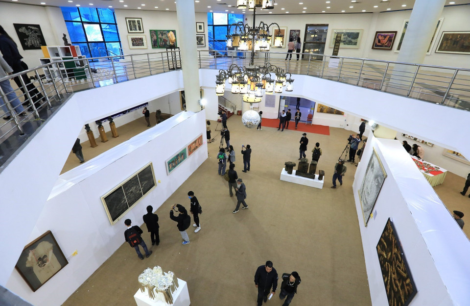  Khách tham quan triển lãm. (Ảnh: Thành Đạt/TTXVN)