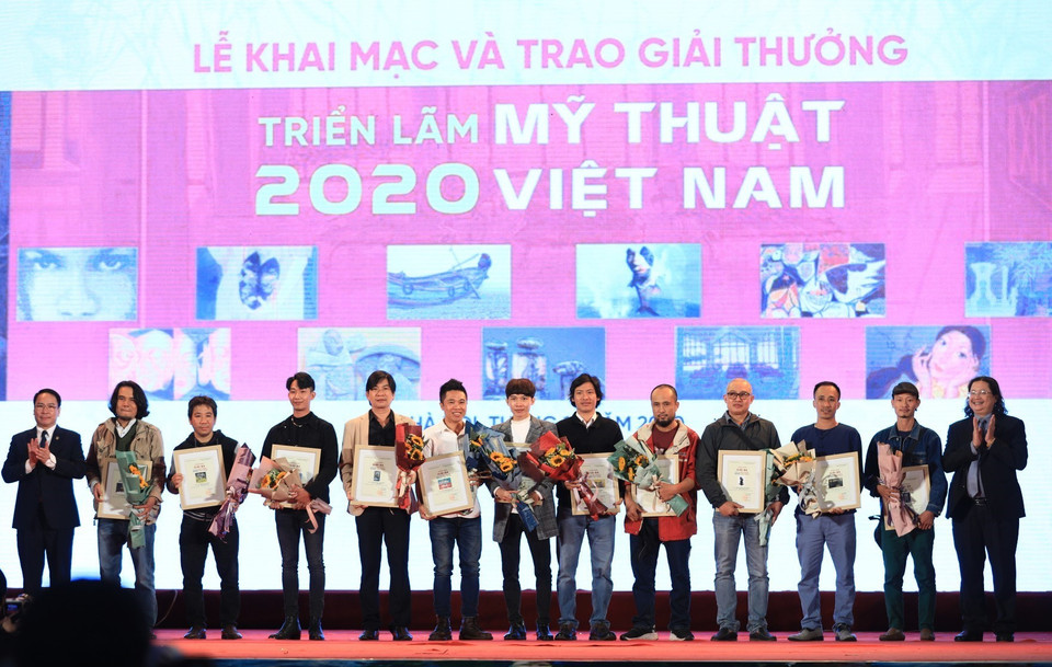 Ban Tổ chức trao giải Ba cho các tác giả. (Ảnh: Thành Đạt/TTXVN)