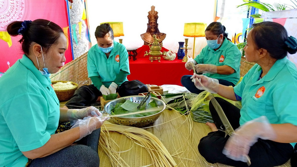 Hội thi gói và nấu bánh chưng dịp Lễ giỗ quốc tổ Hùng Vương tại thành phố Hồ Chí Minh. Ảnh: Thế Anh-TTXVN