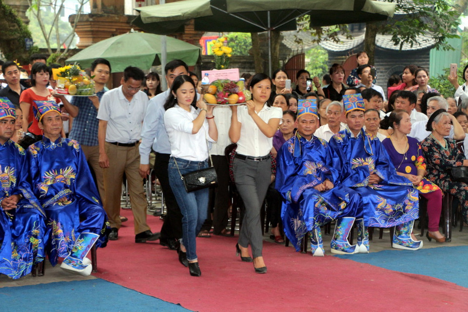 Đông đảo nhân dân tại Nghệ An thành kính dâng hương hoa tưởng nhớ các Vua Hùng. (Ảnh: Bích Huệ/TXVN)