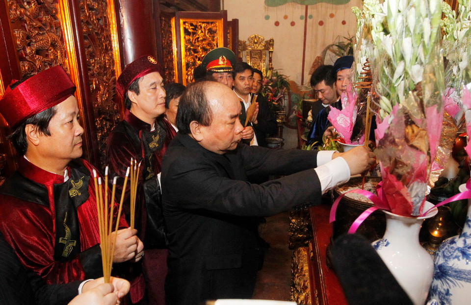 Thủ tướng Nguyễn Xuân Phúc và các đại biểu dâng hương tại Đền Thượng thuộc Khu di tích lịch sử Quốc gia đặc biệt Đền Hùng. (Ảnh: Lâm Khánh/TTXVN)