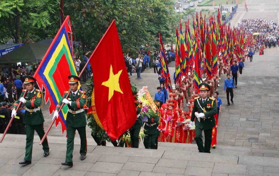 Đoàn dâng hương từ sân trung tâm lễ hội lên đền Thượng, thuộc Khu di tích lịch sử Quốc gia đặc biệt Đền Hùng, tỉnh Phú Thọ. (Ảnh: Thanh Tùng/TTXVN)