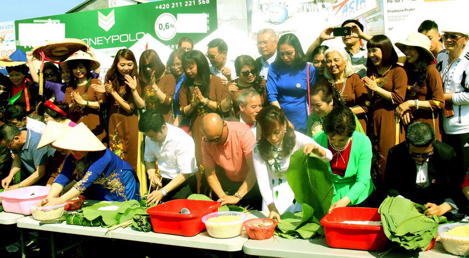 Tại Praha (CH Czech), đông đảo người Việt Nam tham dự Hội thi gói bánh chưng trong lễ Giỗ Tổ Hùng Vương. (Ảnh: Quang Vinh/TTXVN)