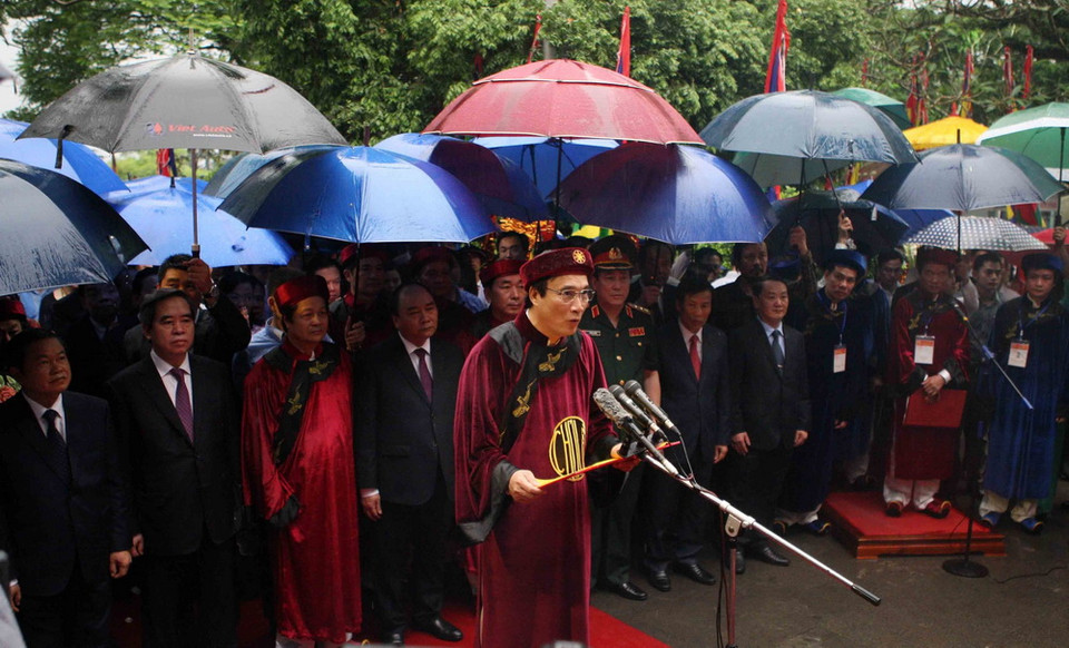 Chủ tịch UBND tỉnh Phú Thọ Bùi Minh Châu đọc trúc văn tại lễ dâng hương tưởng niệm các Vua Hùng sáng 25/4/2018. (Ảnh: Thanh Tùng/TTXVN)