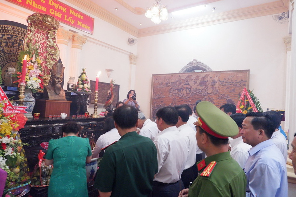  Lãnh đạo tỉnh Tiền Giang và đông đảo người dân đến dâng hương tại Lễ Giỗ Quốc tổ Hùng Vương. (Ảnh: Nam Thái/ TTXVN)