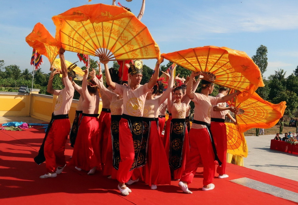 Tại Kiên Giang, biểu diễn nghệ thuật tại lễ dâng hương Quốc tổ Hùng Vương. (Ảnh: Lê Huy Hải/TTXVN)