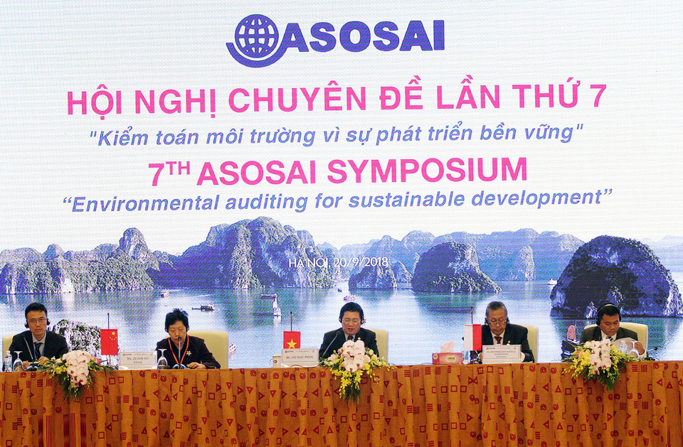 Đoàn Chủ tịch điều hành Phiên toàn thể thứ nhất Hội nghị chuyên đề lần thứ 7. (Ảnh: Nguyễn Dân/TTXVN)