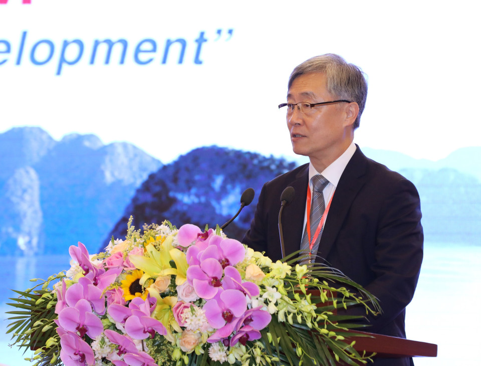 Ông Choe Jeahyoung, Tổng Thư ký ASOSAI, Chủ tịch Ủy ban Kiểm toán và Thanh tra Hàn Quốc phát biểu tại Phiên toàn thể thứ nhất của Hội nghị chuyên đề lần thứ 7. (Ảnh: Phương Hoa/TTXVN)