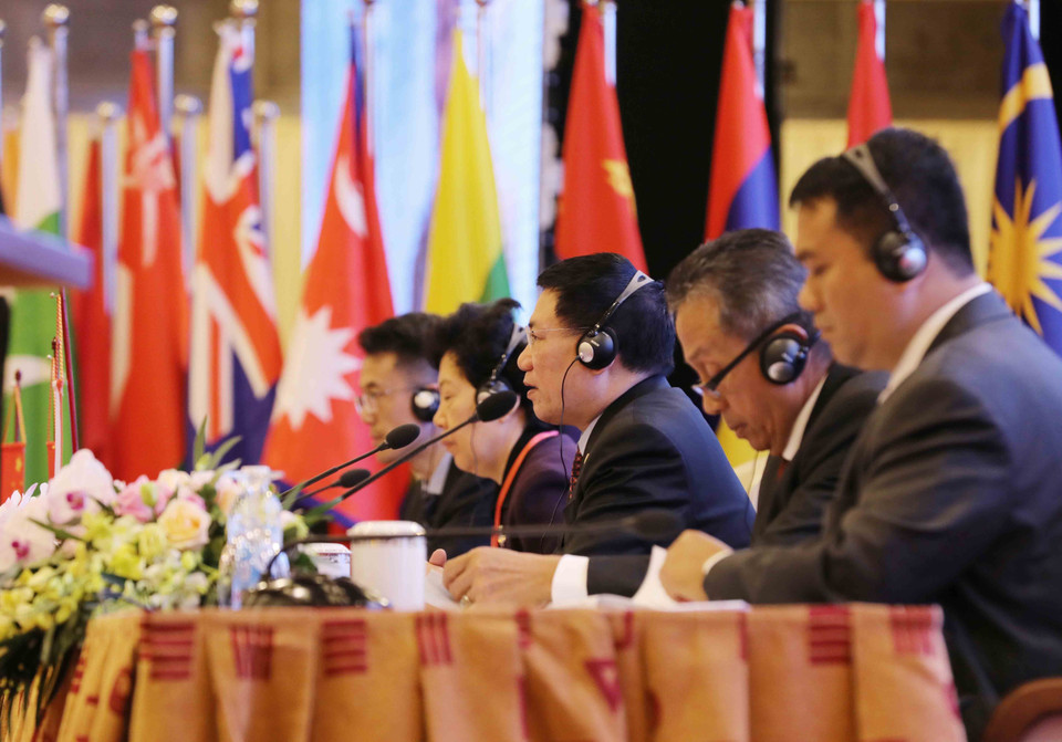 Tổng Kiểm toán Nhà nước Hồ Đức Phớc (giữa), Trưởng Ban Tổ chức Đại hội ASOSAI 14, Chủ tịch ASOSAI nhiệm kỳ 2018-2021 điều hành Phiên toàn thể lần thứ nhất của Hội nghị chuyên đề lần thứ 7. (Ảnh: Phương Hoa/TTXVN)