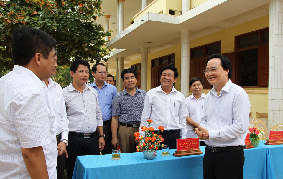 Bộ trưởng Phùng Xuân Nhạ dự lễ khai giảng cùng thầy trò Trường Trung học cơ sở Tân Hóa, huyện Minh Hóa, tỉnh Quảng Bình. (Ảnh: Văn Tý/TTXVN)