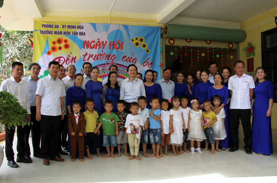 Bộ trưởng Phùng Xuân Nhạ dự lễ khai giảng cùng thầy trò Trường mầm non Tân Hóa, huyện Minh Hóa, tỉnh Quảng Bình. (Ảnh: Văn Tý/TTXVN)