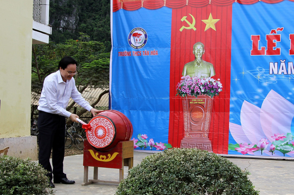 Bộ trưởng Phùng Xuân Nhạ đánh trống khai giảng năm học mới tại Trường Trung học cơ sở Tân Hoá, huyện Minh Hóa, tỉnh Quảng Bình. (Ảnh: Văn Tý/TTXVN)