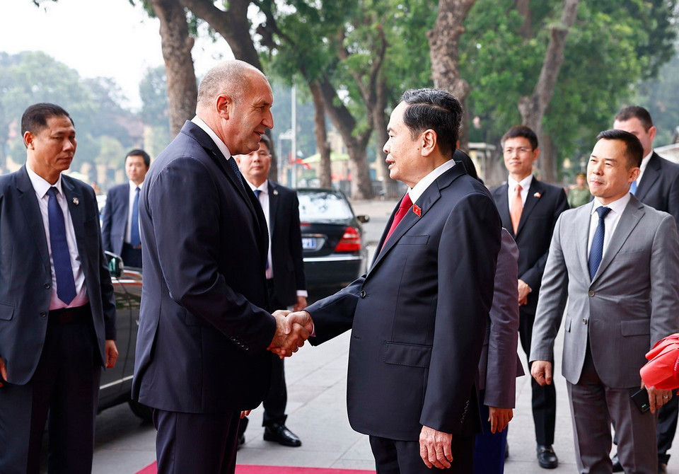 Chủ tịch Quốc hội Trần Thanh Mẫn đón Tổng thống Cộng hòa Bulgaria Rumen Radev. (Ảnh: Doãn Tấn/TTXVN)