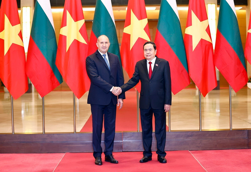 Chủ tịch Quốc hội Trần Thanh Mẫn và Tổng thống Cộng hòa Bulgaria Rumen Radev chụp ảnh chung. (Ảnh: Doãn Tấn/TTXVN)