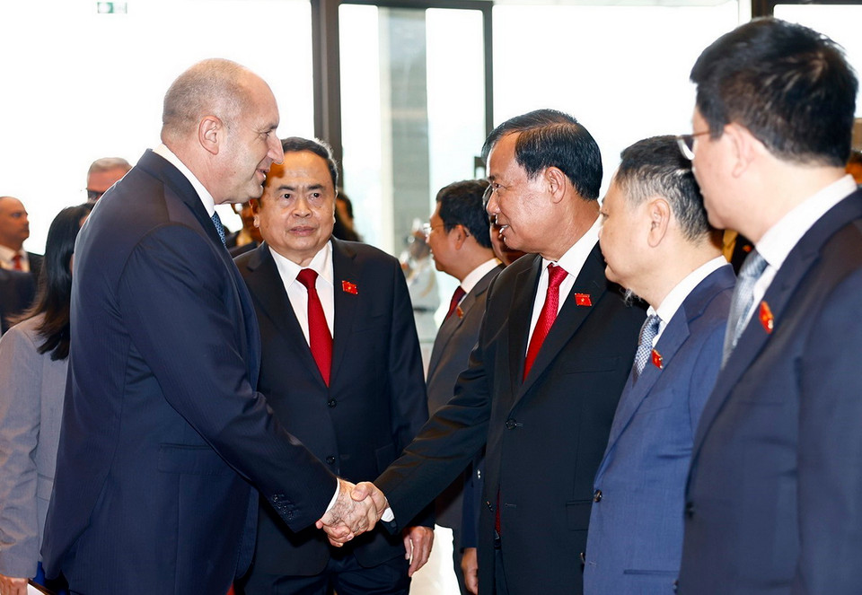 Chủ tịch Quốc hội Trần Thanh Mẫn giới thiệu thành viên đoàn Việt Nam đón Tổng thống Cộng hòa Bulgaria Rumen Radev. (Ảnh: Doãn Tấn/TTXVN)