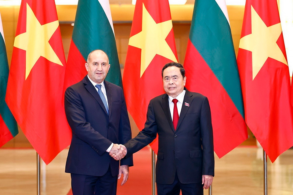 Chủ tịch Quốc hội Trần Thanh Mẫn và Tổng thống Cộng hòa Bulgaria Rumen Radev chụp ảnh chung. (Ảnh: Doãn Tấn/TTXVN)