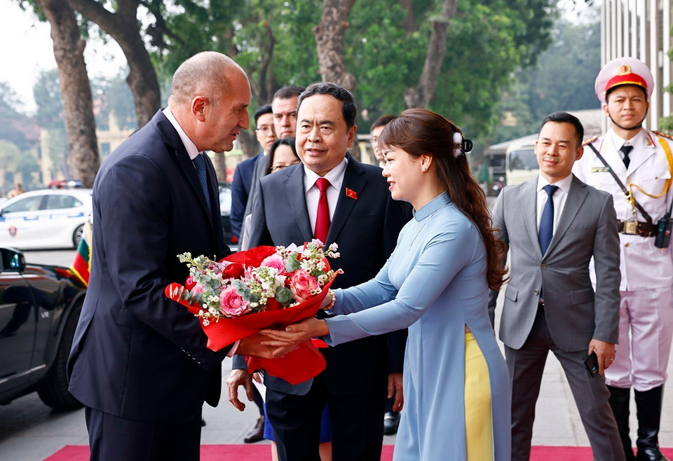 Chủ tịch Quốc hội Trần Thanh Mẫn đón Tổng thống Cộng hòa Bulgaria Rumen Radev. (Ảnh: Doãn Tấn/TTXVN)