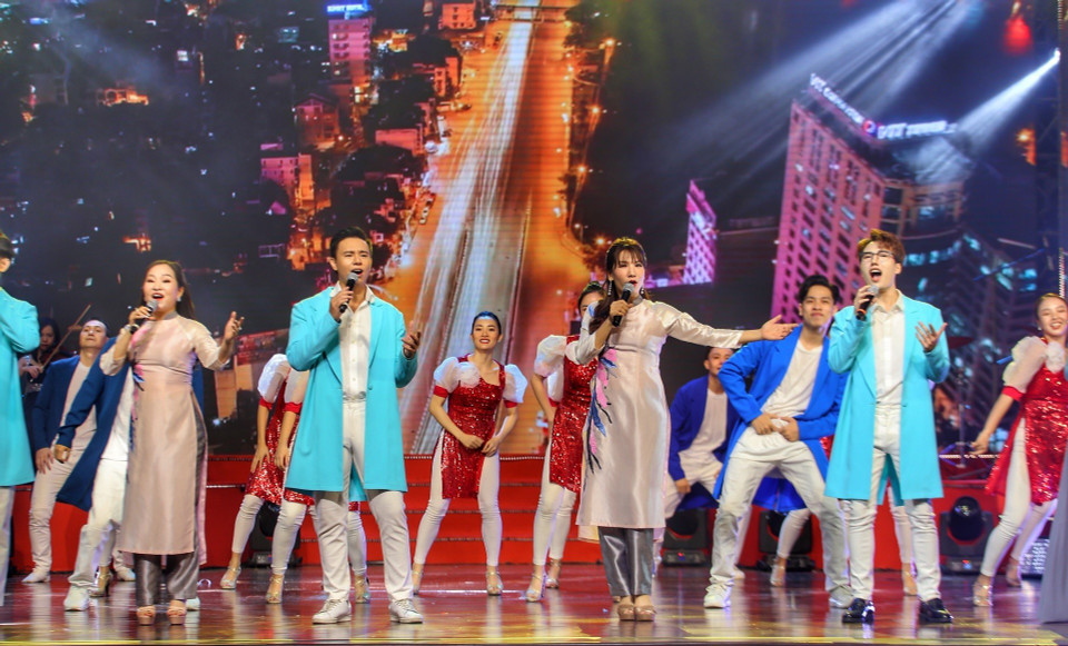 Tiết mục "Tôi xưa nay Hà Nội" do tập thể nghệ sĩ Nhà hát ca múa nhạc Thăng Long biểu diễn. (Ảnh: Tuấn Đức/TTXVN)