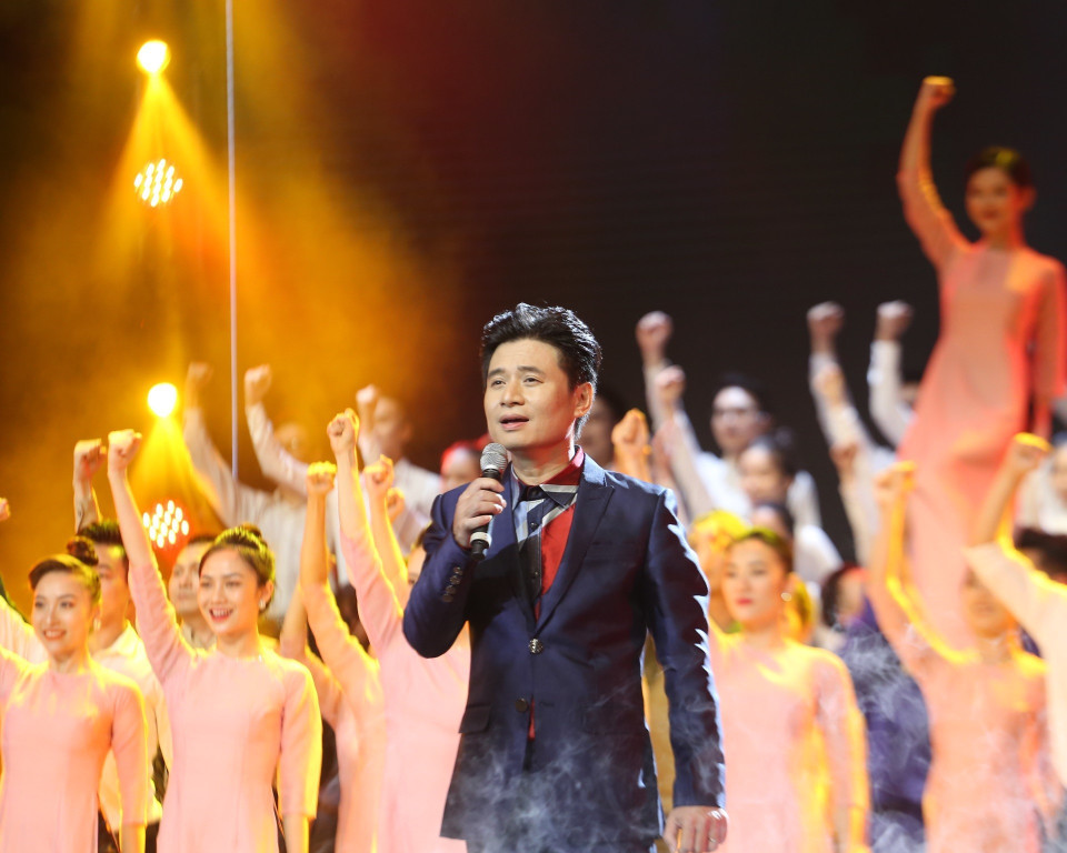 Ca sỹ Tấn Minh với ca khúc "Người Hà Nội". (Ảnh: Tuấn Đức/TTXVN)